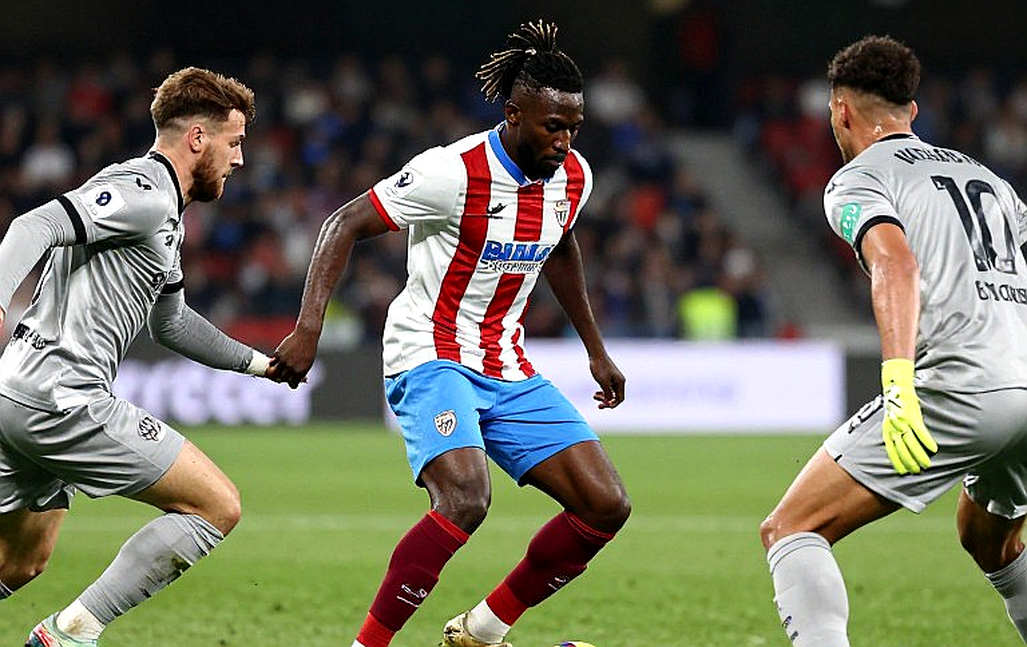 De Laurentiis, bài toán 70.000 chỗ ngồi và Napoli của những cầu thủ trẻ