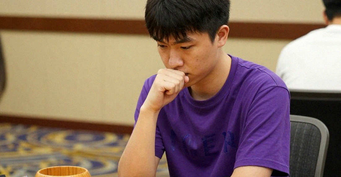 Từ Larsen đến Carlsen: Sáu mươi phút mua một khai cuộc và cái bẫy của sự chứng thực đỉnh cao
