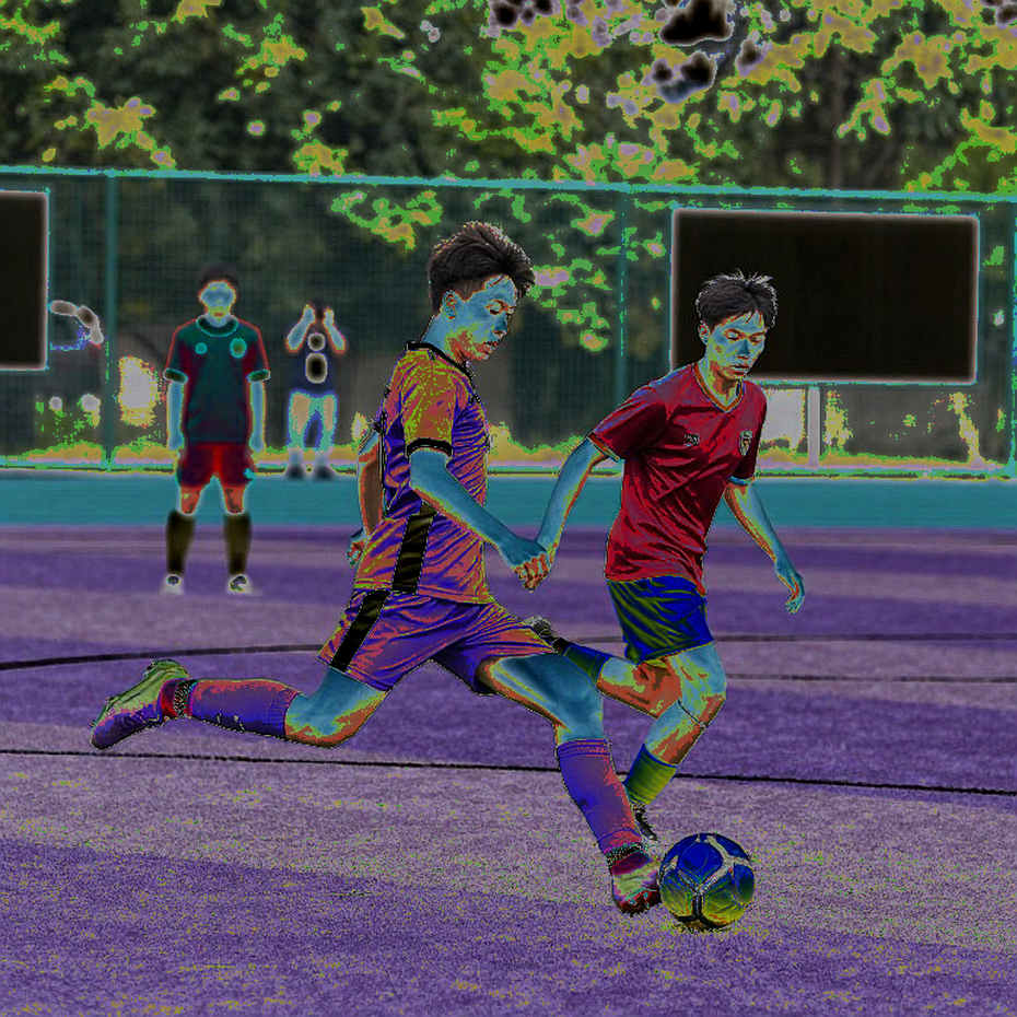 Màu đỏ trên khán đài và những chiếc ghế trống của V.League