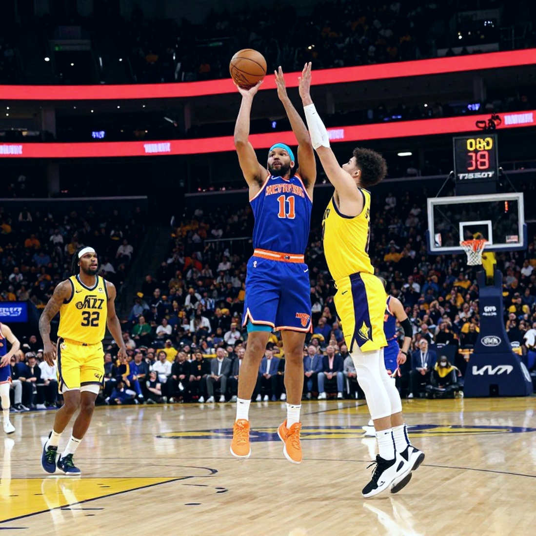 Trực thăng của LeBron, câu trả lời của Adam Silver và lỗ hổng nằm trên mái nhà trụ sở