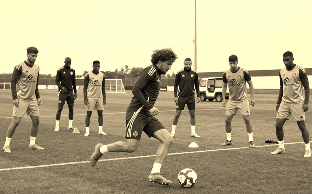 Cơn bão tiền và bài toán không gian của V.League: Ai dám vắng mặt đúng lúc?