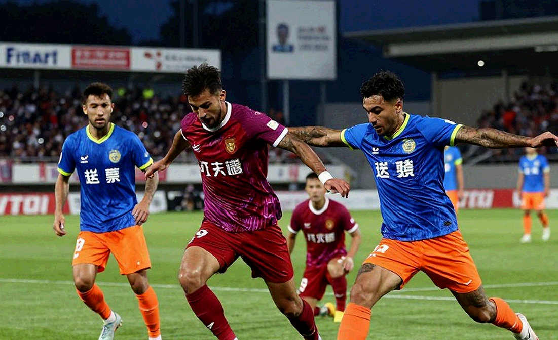 Đỗ Hoàng Hên nghỉ ba tháng vì rách cơ và tái phát đầu gối: Hà Nội FC mất gì, đội tuyển Việt Nam tính sao